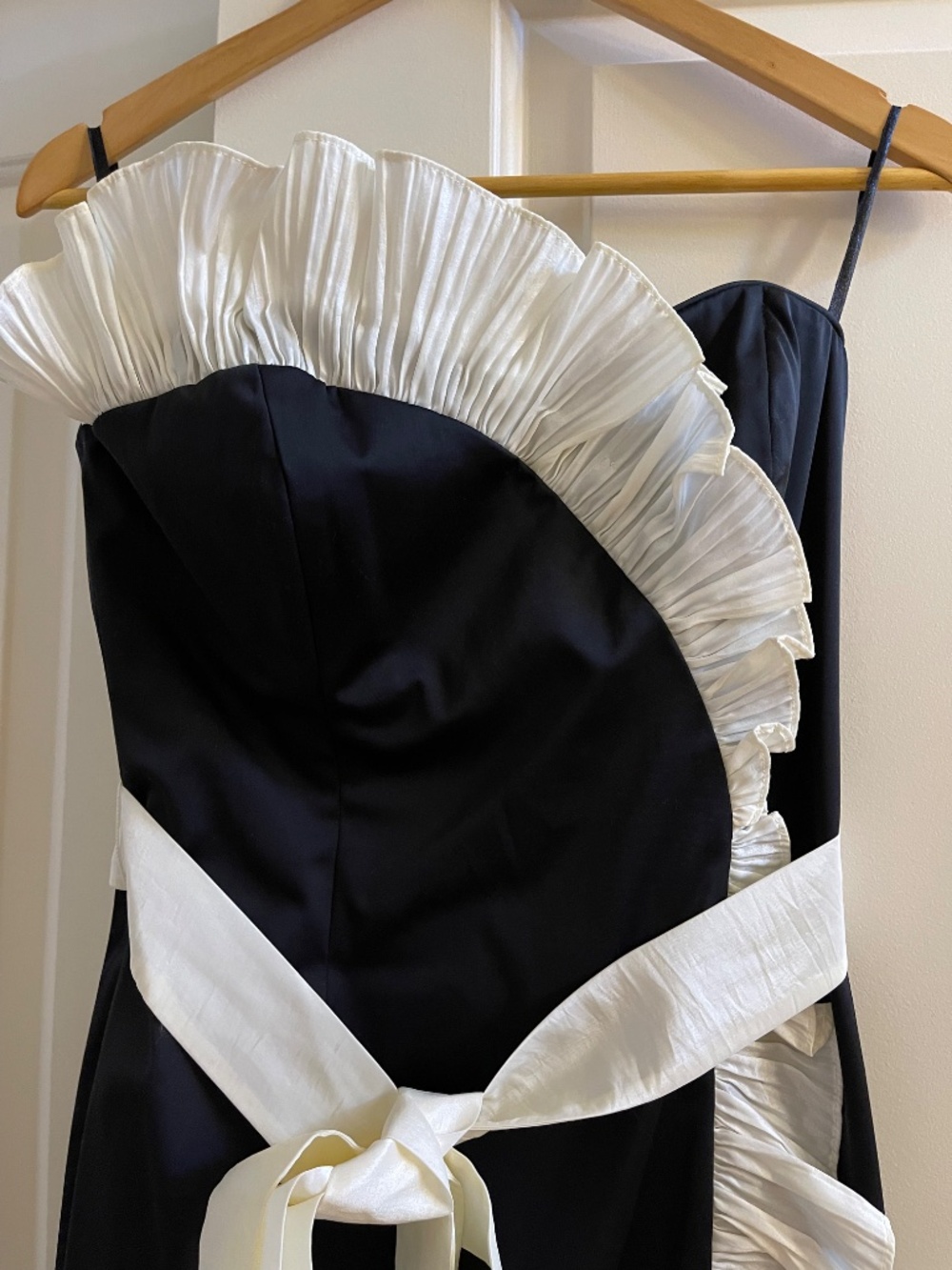 Star by Julien Macdonald black cocktail dress with cream frill, NWT, size US 4 - Picture 9 of 10